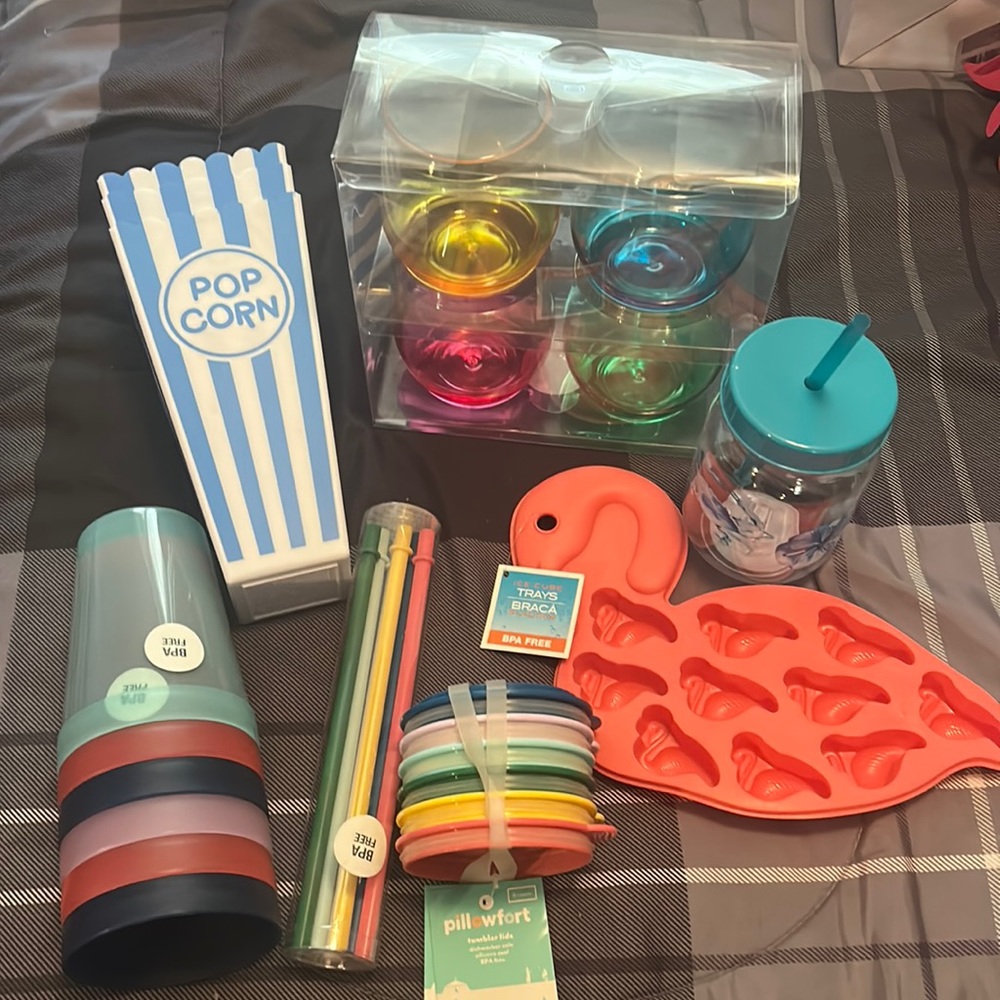 Miscellaneous summer beverage items. Plus pop corn cups.